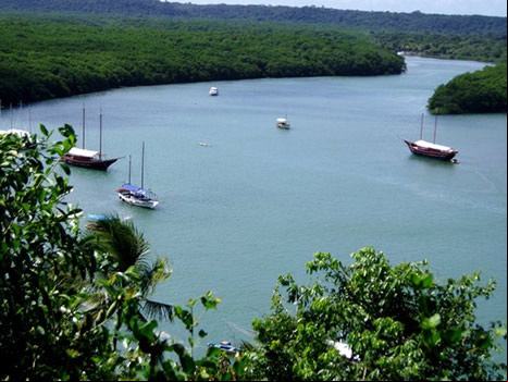 El río Buranhem separa Porto seguro de Arraial d'Ajuda